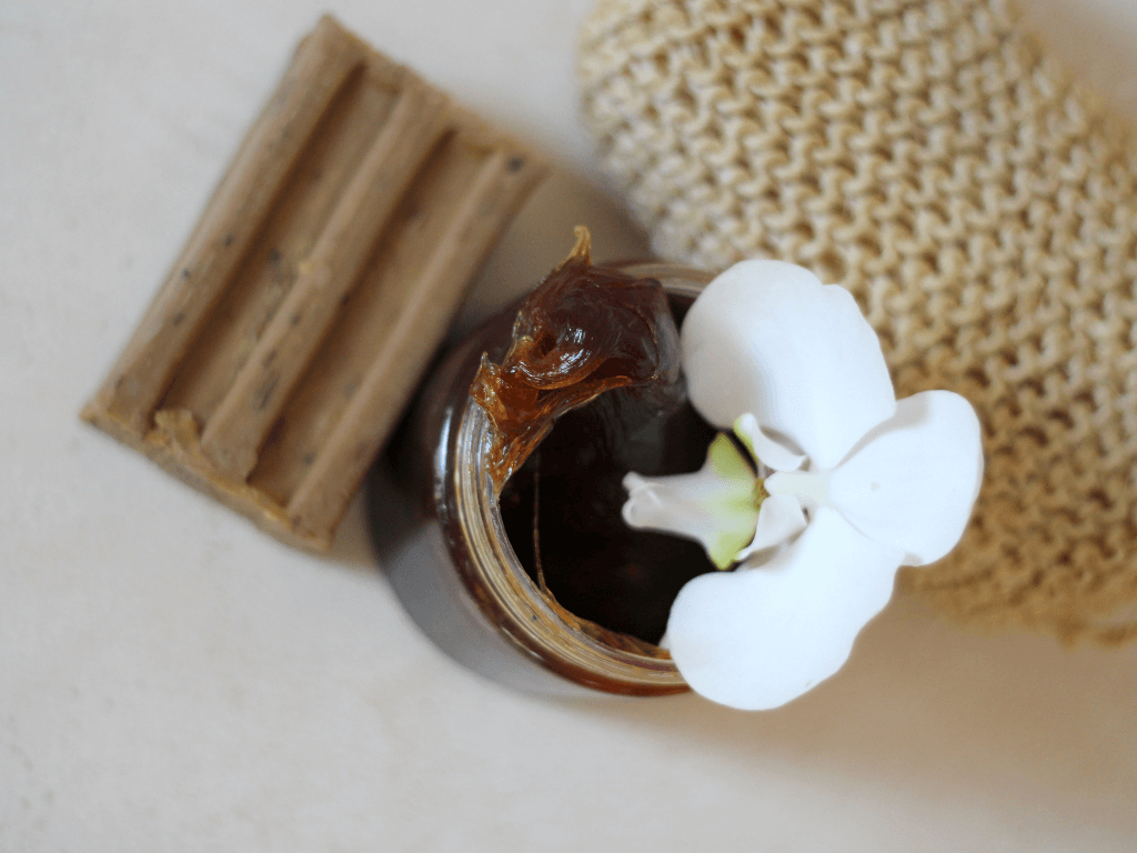 Partez à la découverte du savon noir, un produit naturel, efficace et multi-usages pour un entretien écologique de la maison.