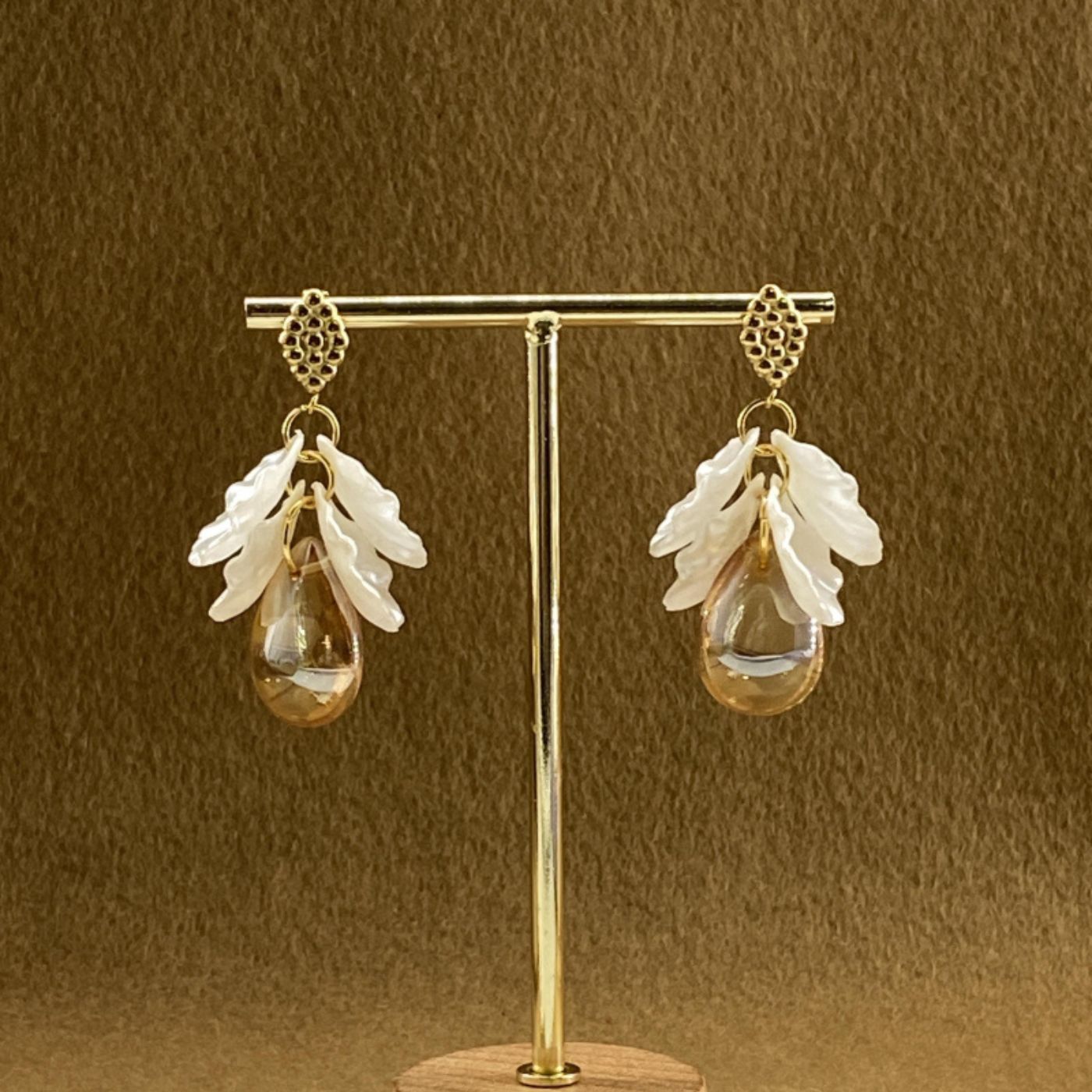 Boucles d'oreilles en acier inoxydable avec pendentif goutte et détails floraux - Cap-Nature