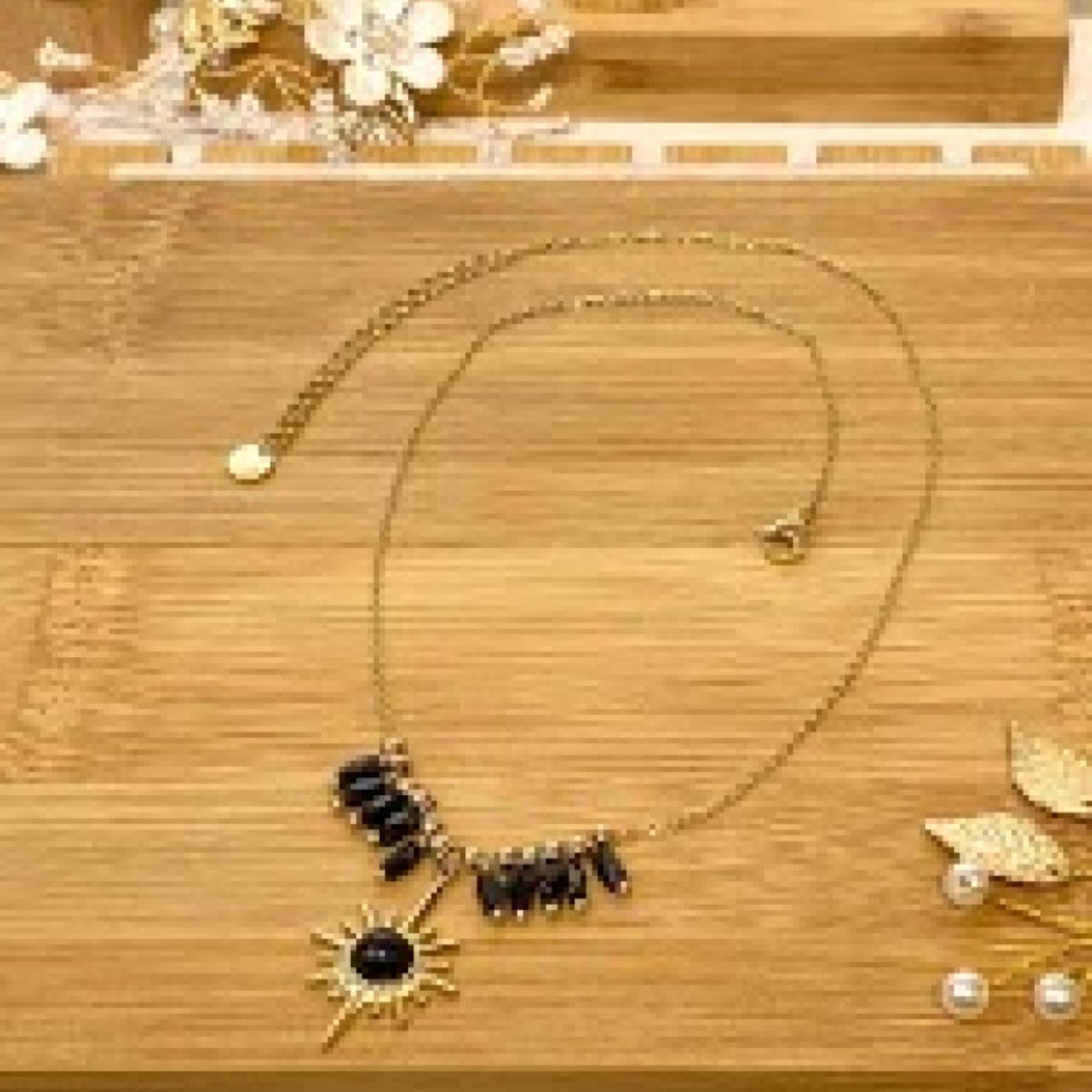 Collier en Acier Inoxydable Doré - Pendentif Soleil et Pierres Noires - Cap-Nature