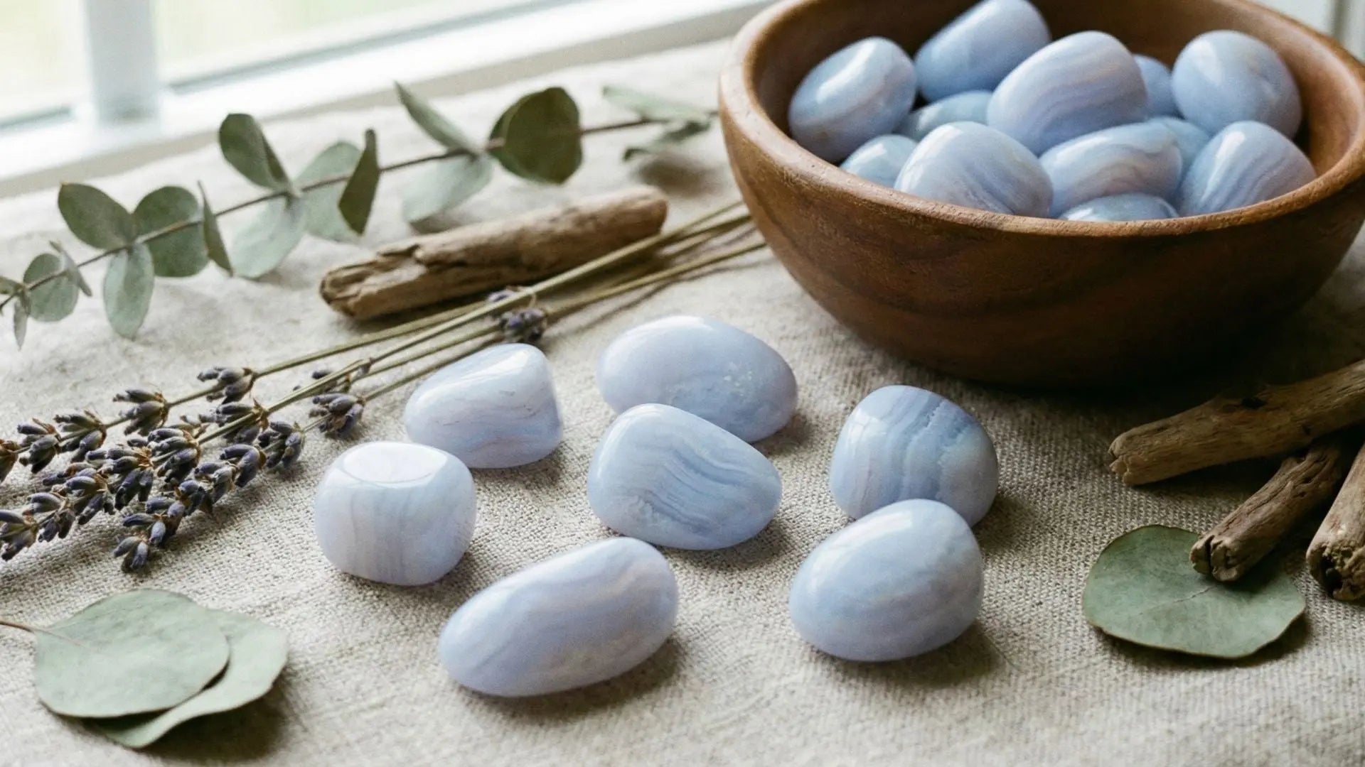 bienfaits de la calcédoine bleue pour apaiser les émotions et favoriser une communication douce