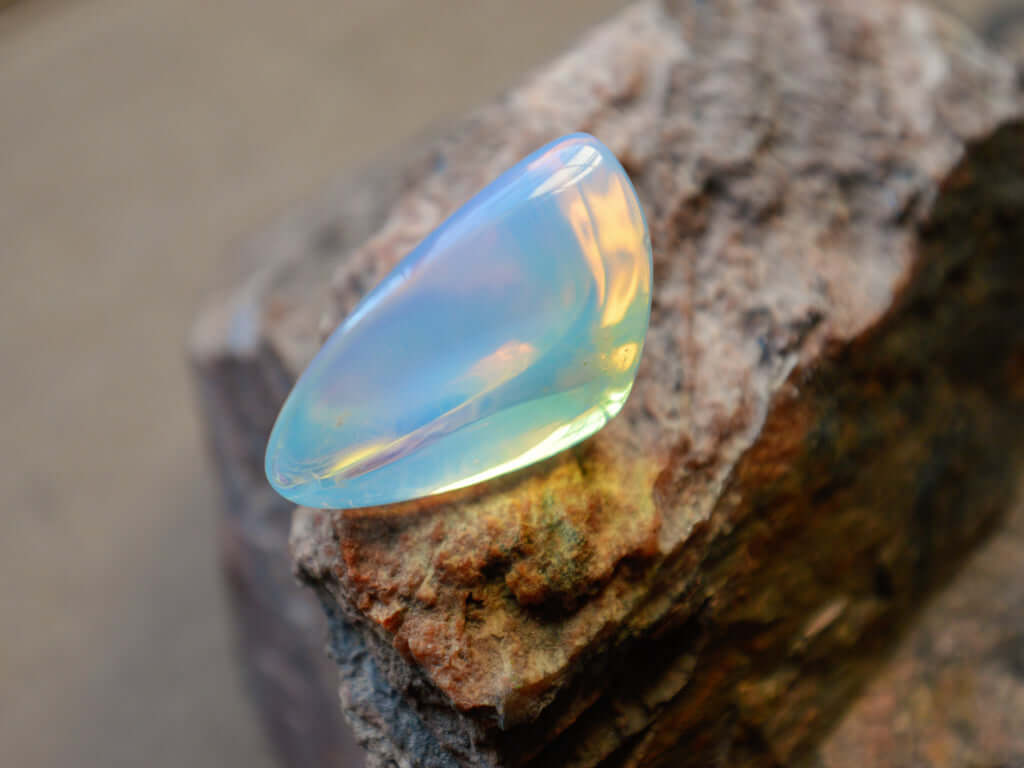 Opaline Lithothérapie Opaline Vertus Opaline Propriétés Opaline Pierre de Calme Bien-être Émotionnel Apaisement Équilibre Hormonal Sommeil Réparateur Méditation Opaline Chakras