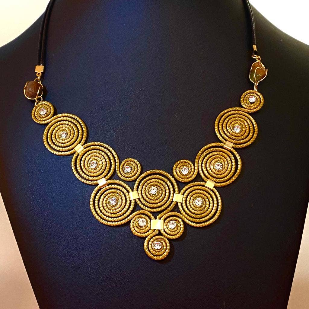 Halskette aus pflanzlichem Gold mit Spiraldetails