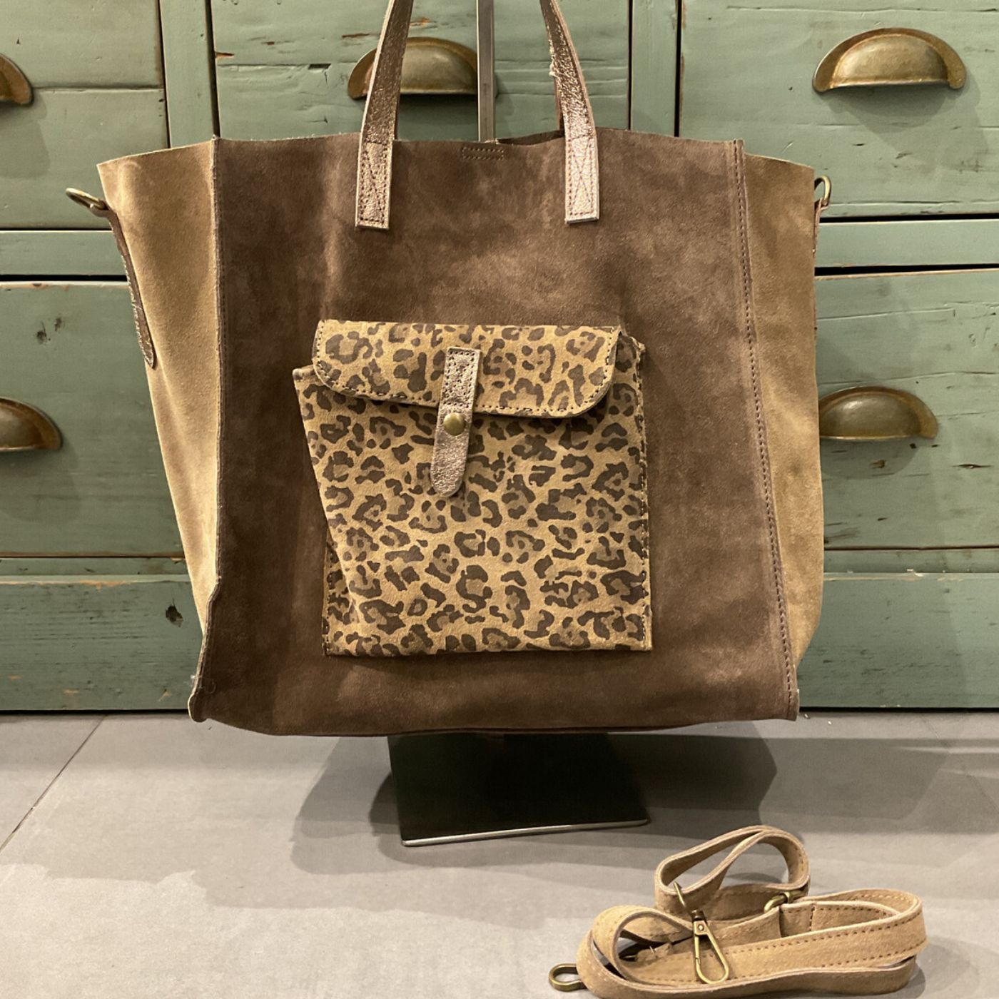 Borsa tote leopardata: eleganza selvaggia e praticità