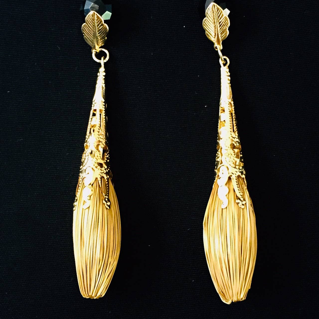 Paar handgefertigte Ohrringe aus pflanzlicher Goldfaser mit vergoldeten Details