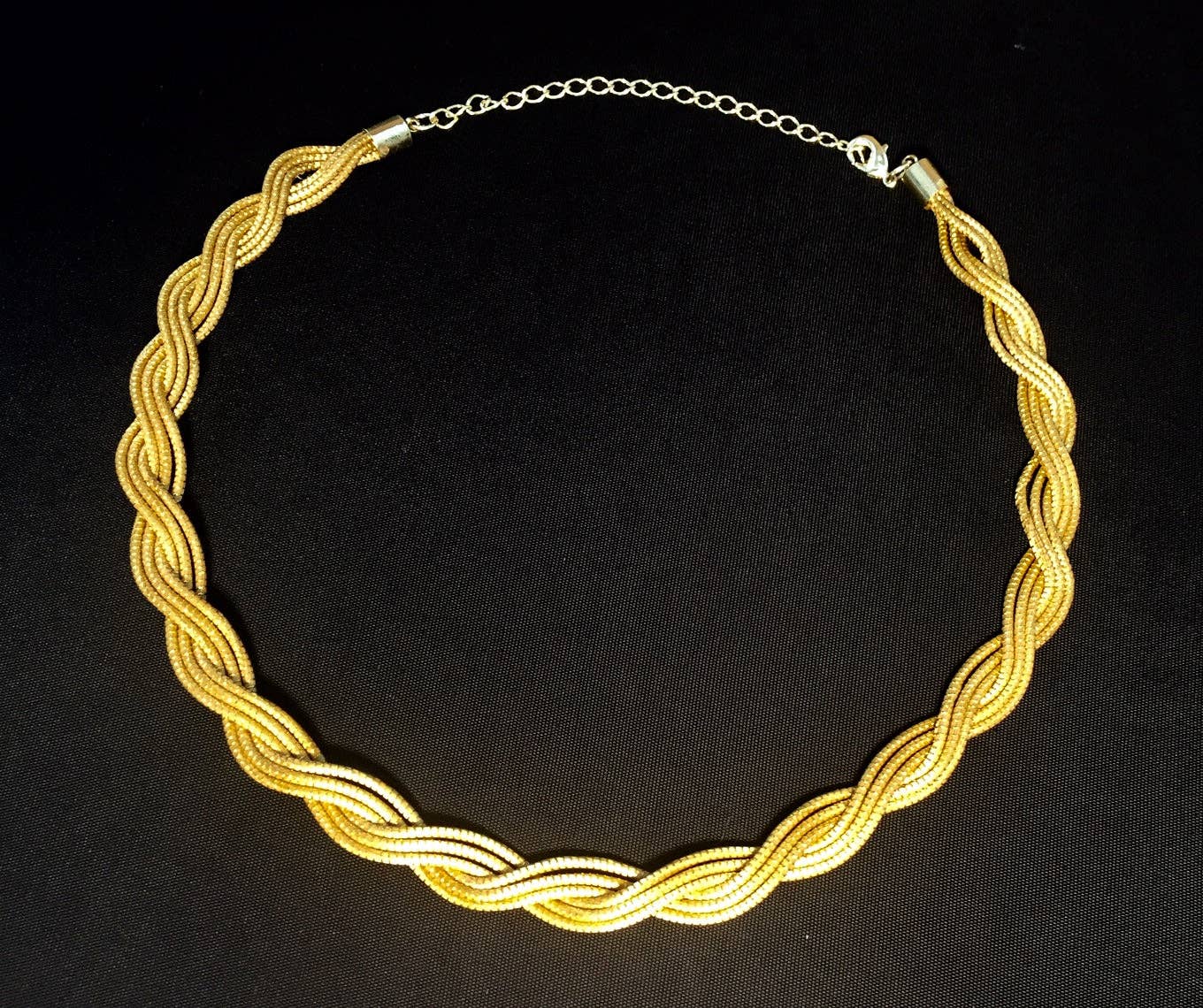 Halsband aus pflanzlichen Goldfasern mit gedrehten Mustern