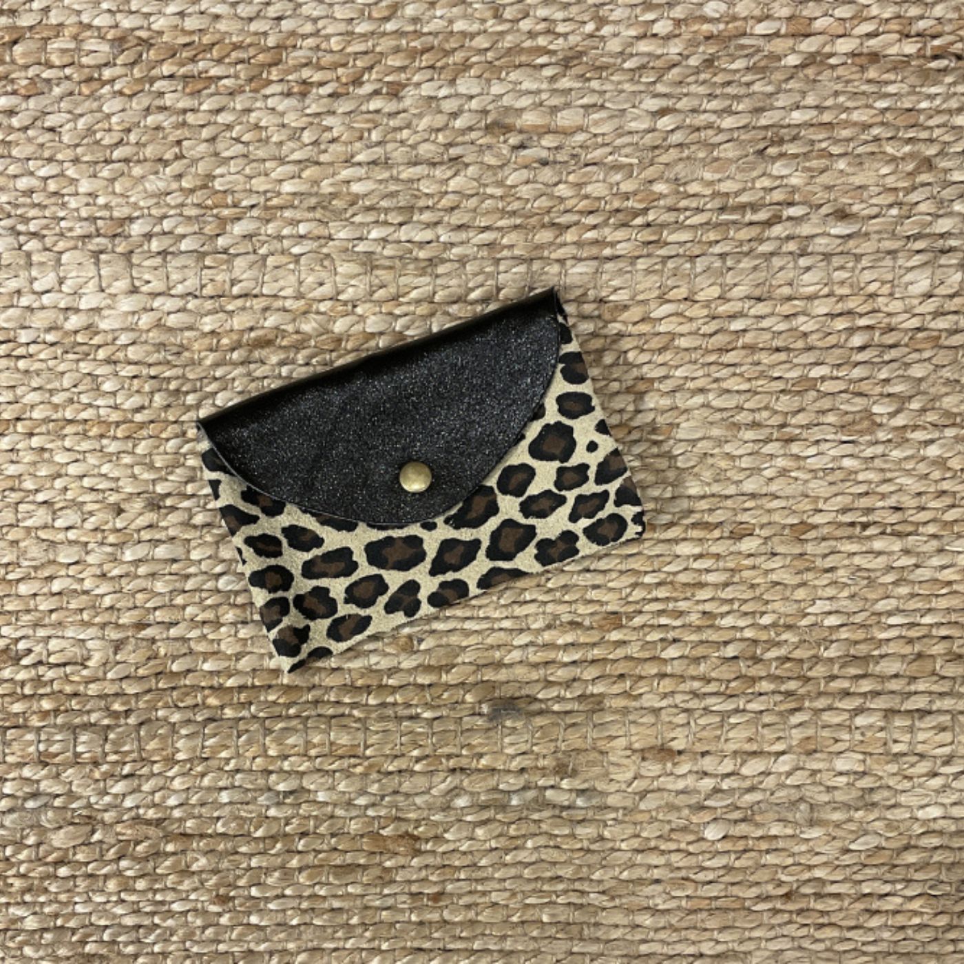 Portamonete con zip motivo leopardato in pelle di vacchetta italiana