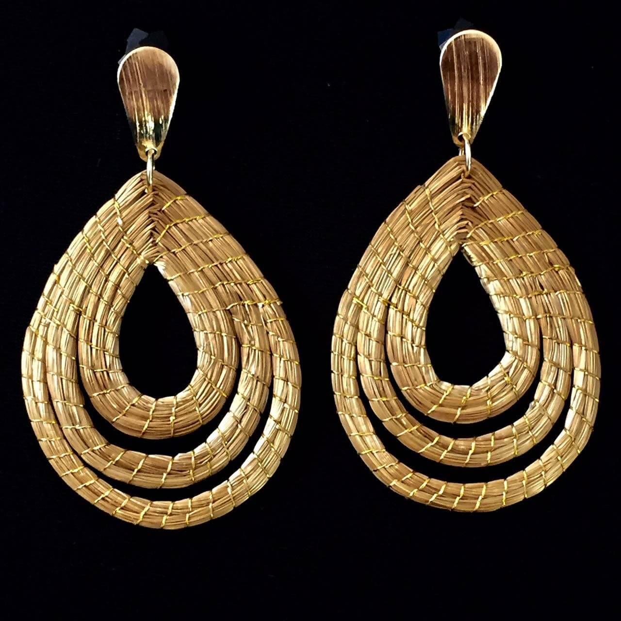Paar dreifache Ohrhänger aus pflanzlichem Gold