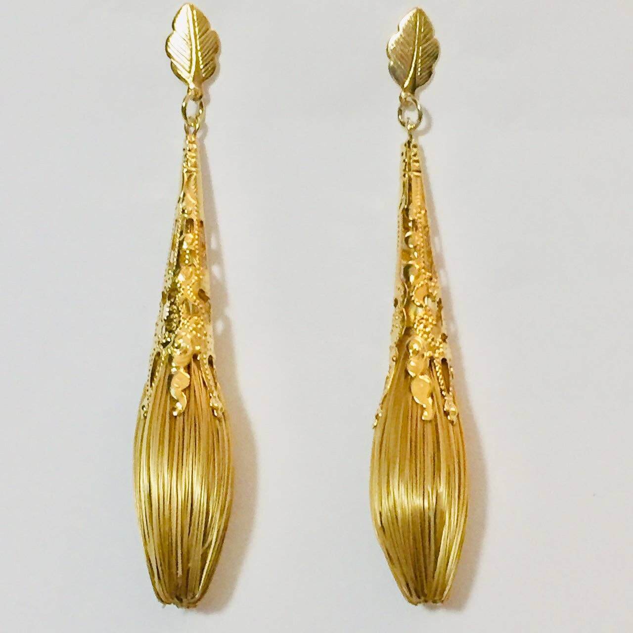 Paar handgefertigte Ohrringe aus pflanzlicher Goldfaser mit vergoldeten Details