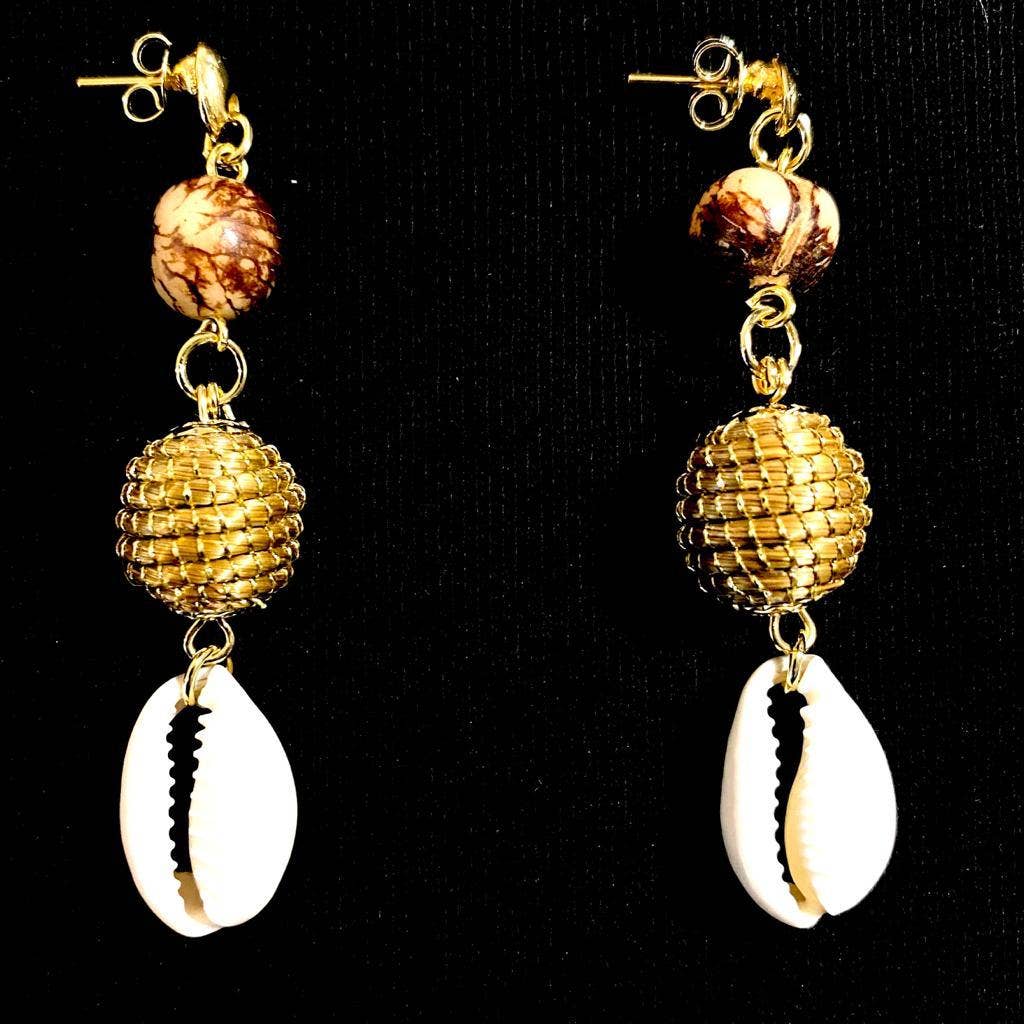 Paar Ohrringe aus pflanzlichem Gold mit Muschel und Waçaï-Samen