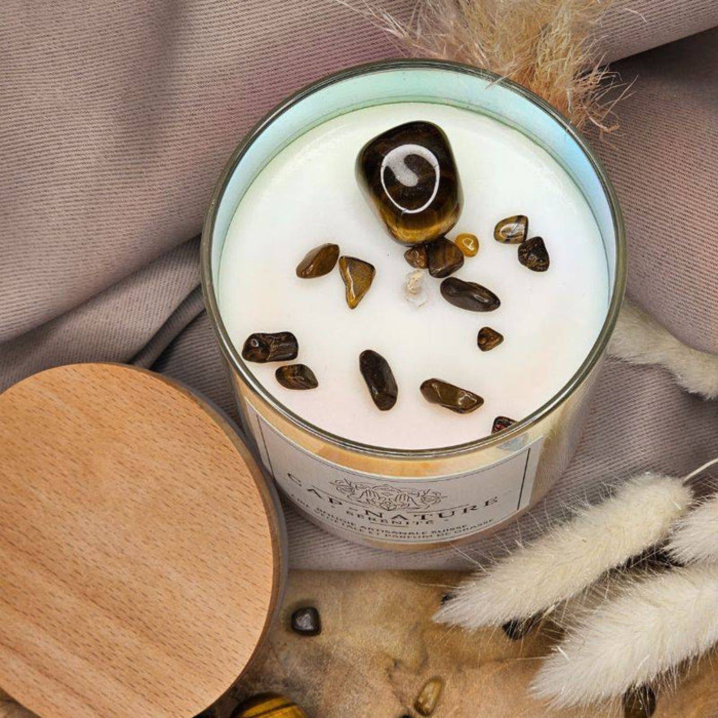 Candela fatta a mano in cera vegetale con pietre semipreziose