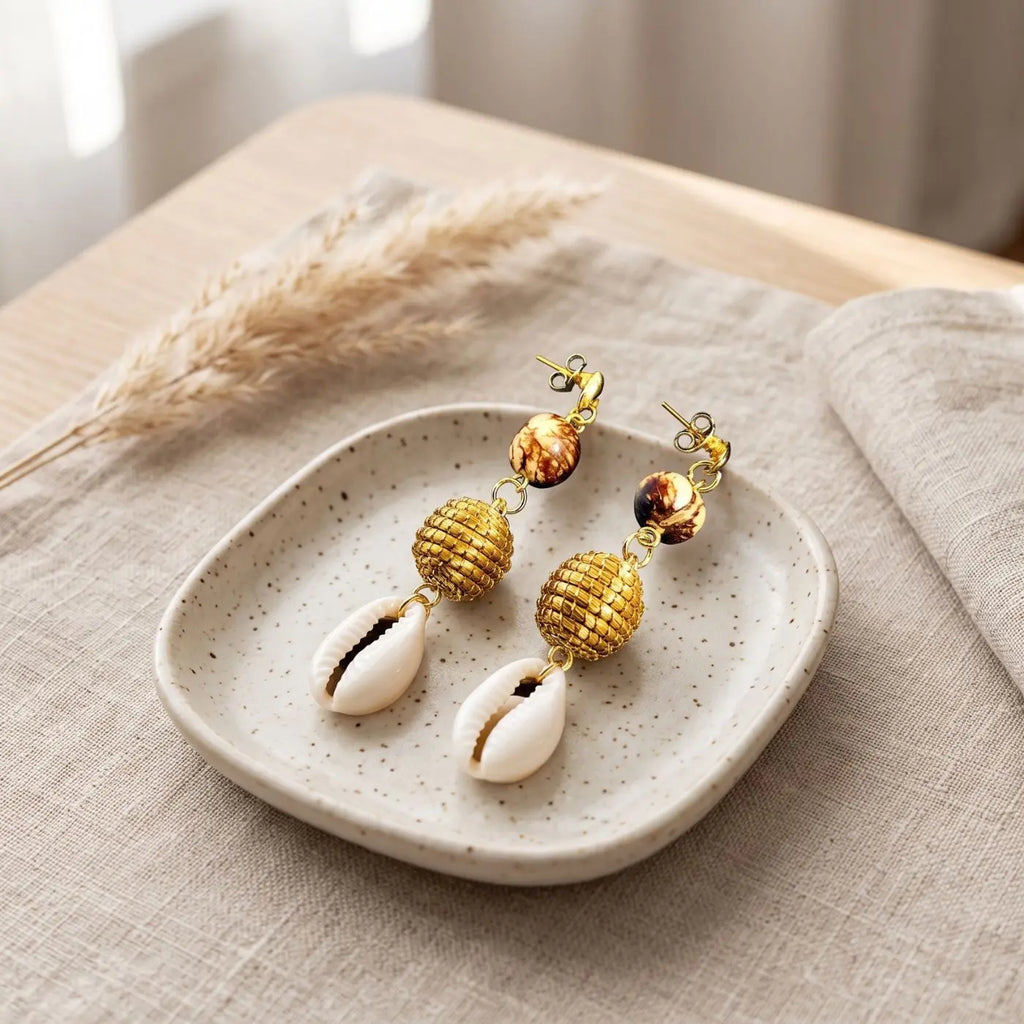 Ohrringe Yara – Pflanzen-Gold, Muschel & Wacai-Samen