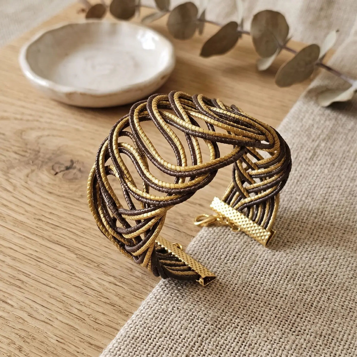 Bracelet Terra – Manchette Tressée en Or Végétal