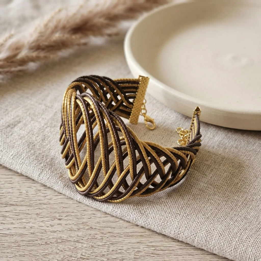 Bracelet Terra – Manchette Tressée en Or Végétal