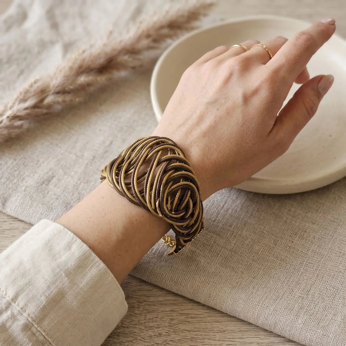 Bracelet Terra – Manchette Tressée en Or Végétal