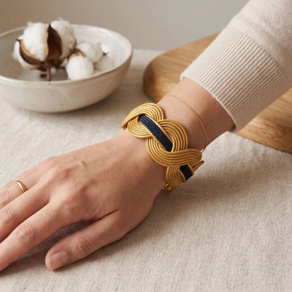 Armband Céleste – Nachtblau & Gold geflochtenes Pflanzen-Gold