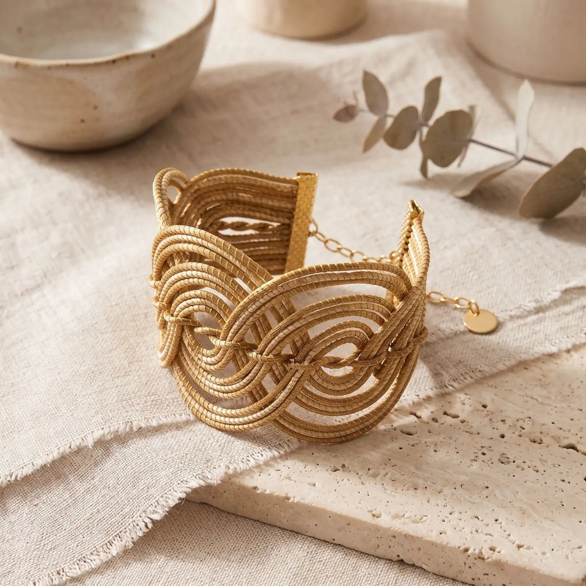 Bracelet Auréa – Manchette Graphique en Or Végétal