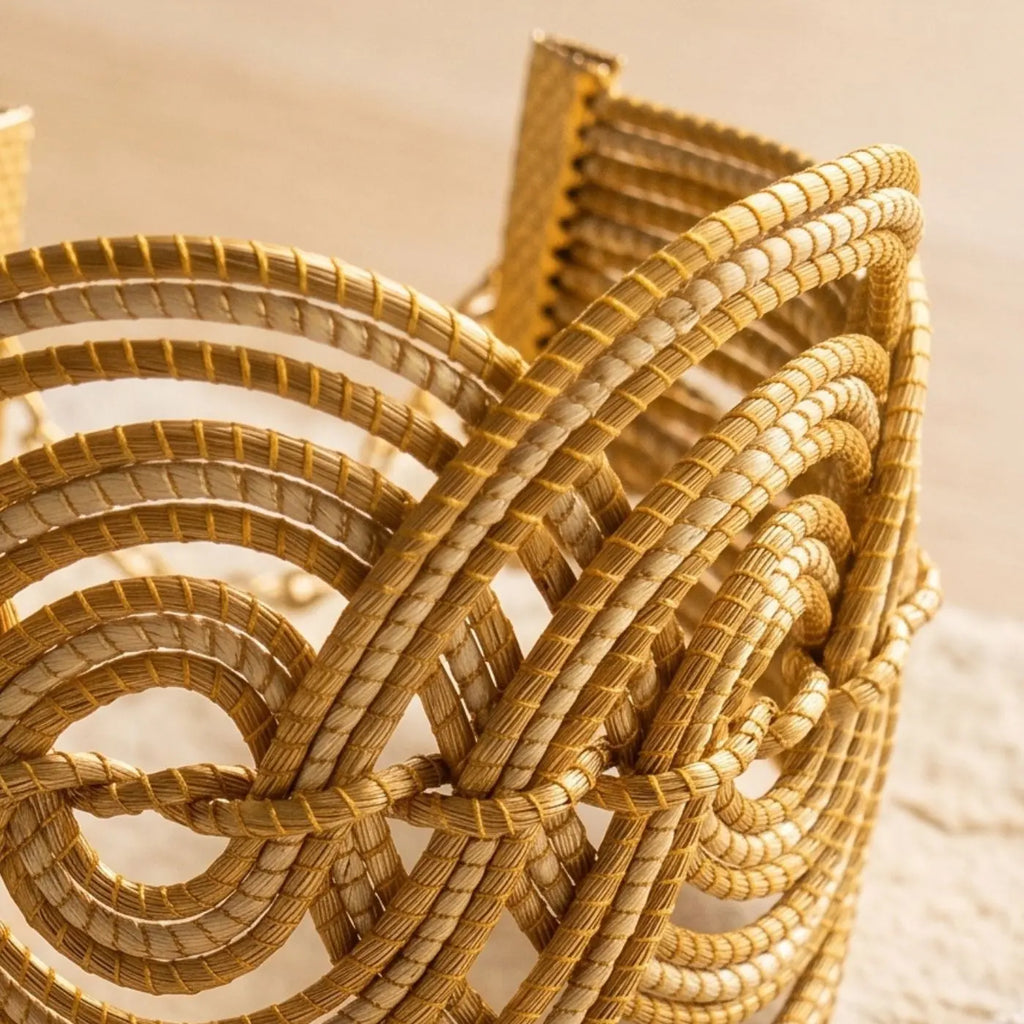 Bracelet Auréa – Manchette Graphique en Or Végétal