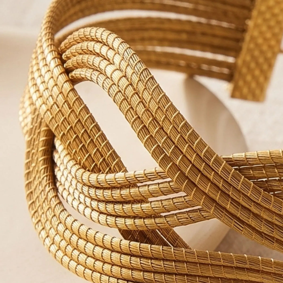 Bracelet Althéa – Manchette Tressée en Or Végétal