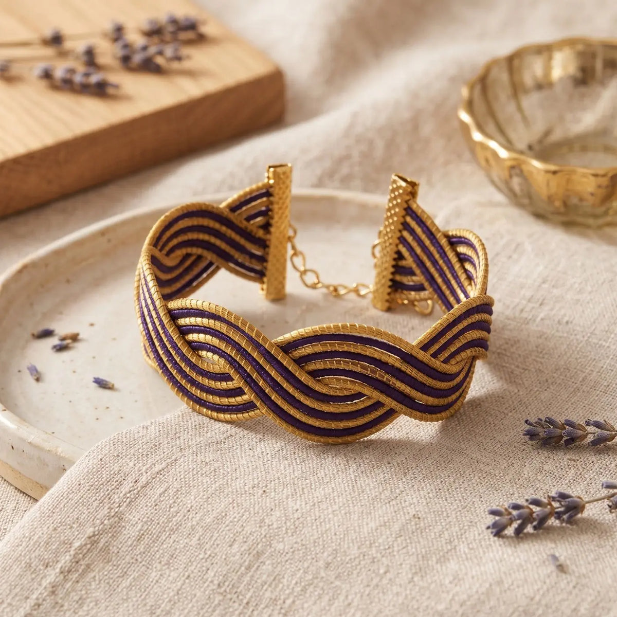 Armband Violeta – Violett & Goldene Pflanzenfaser