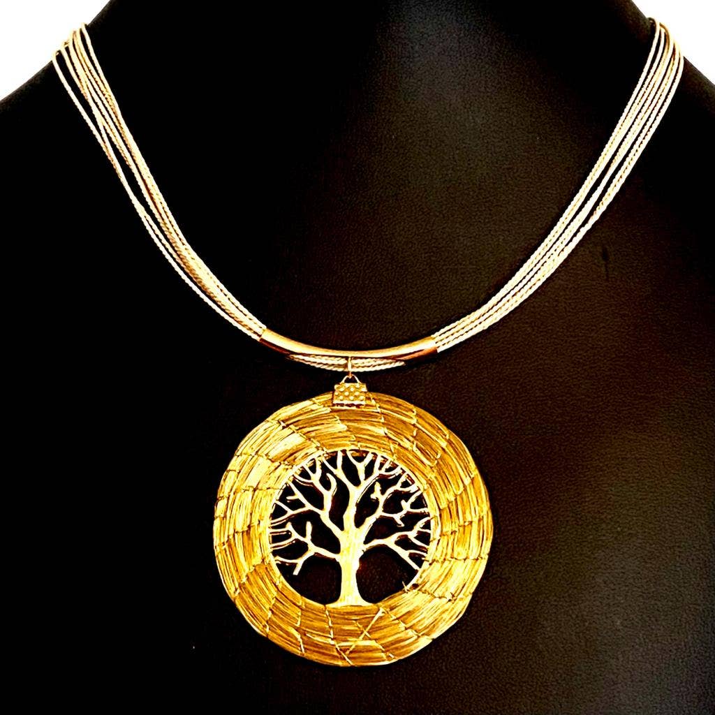 Halskette mit Anhänger „Baum des Lebens“ aus vergoldetem Metall mit Kreis aus Pflanzengoldfasern