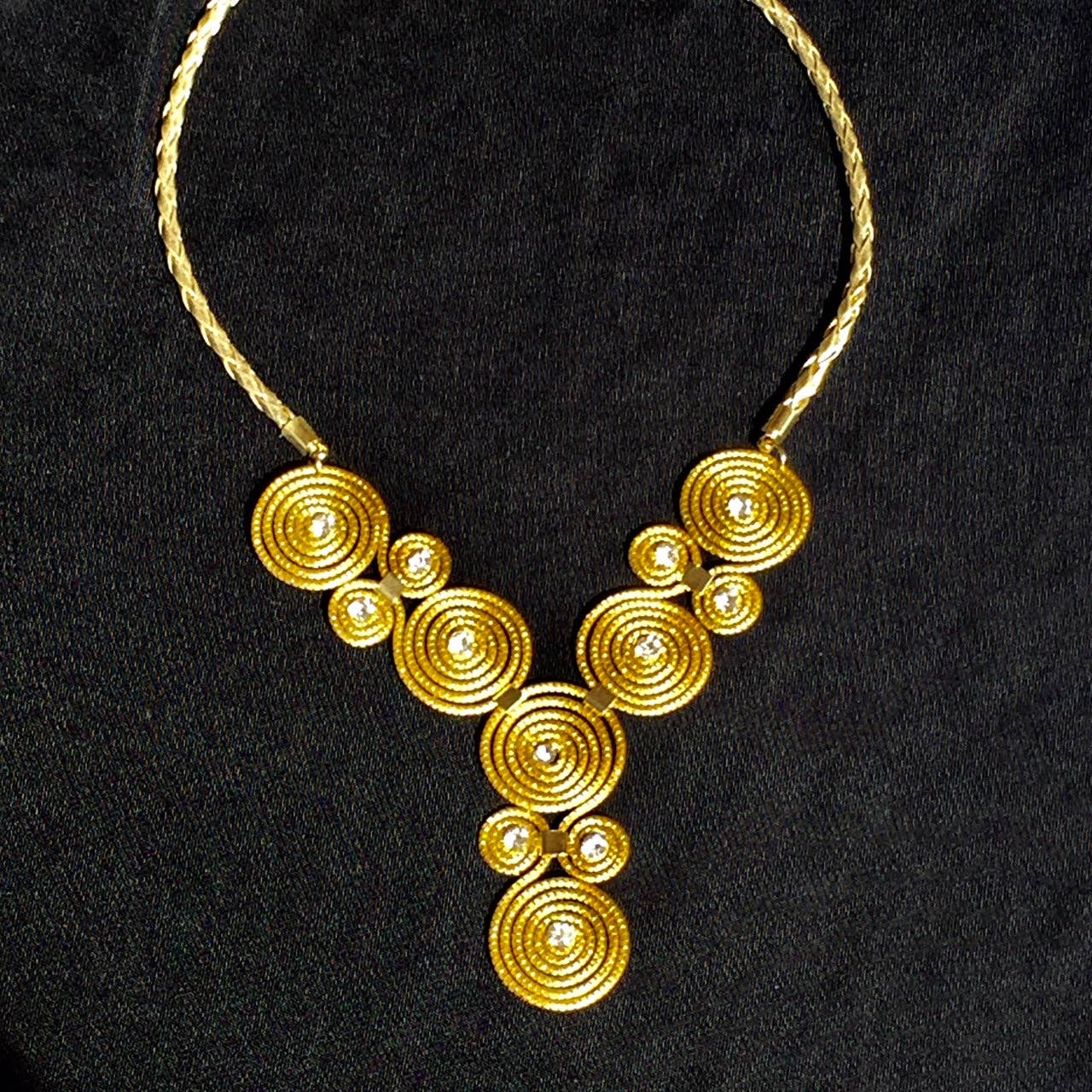 Halskette mit dekorativen Spiraldetails aus pflanzlichem Gold
