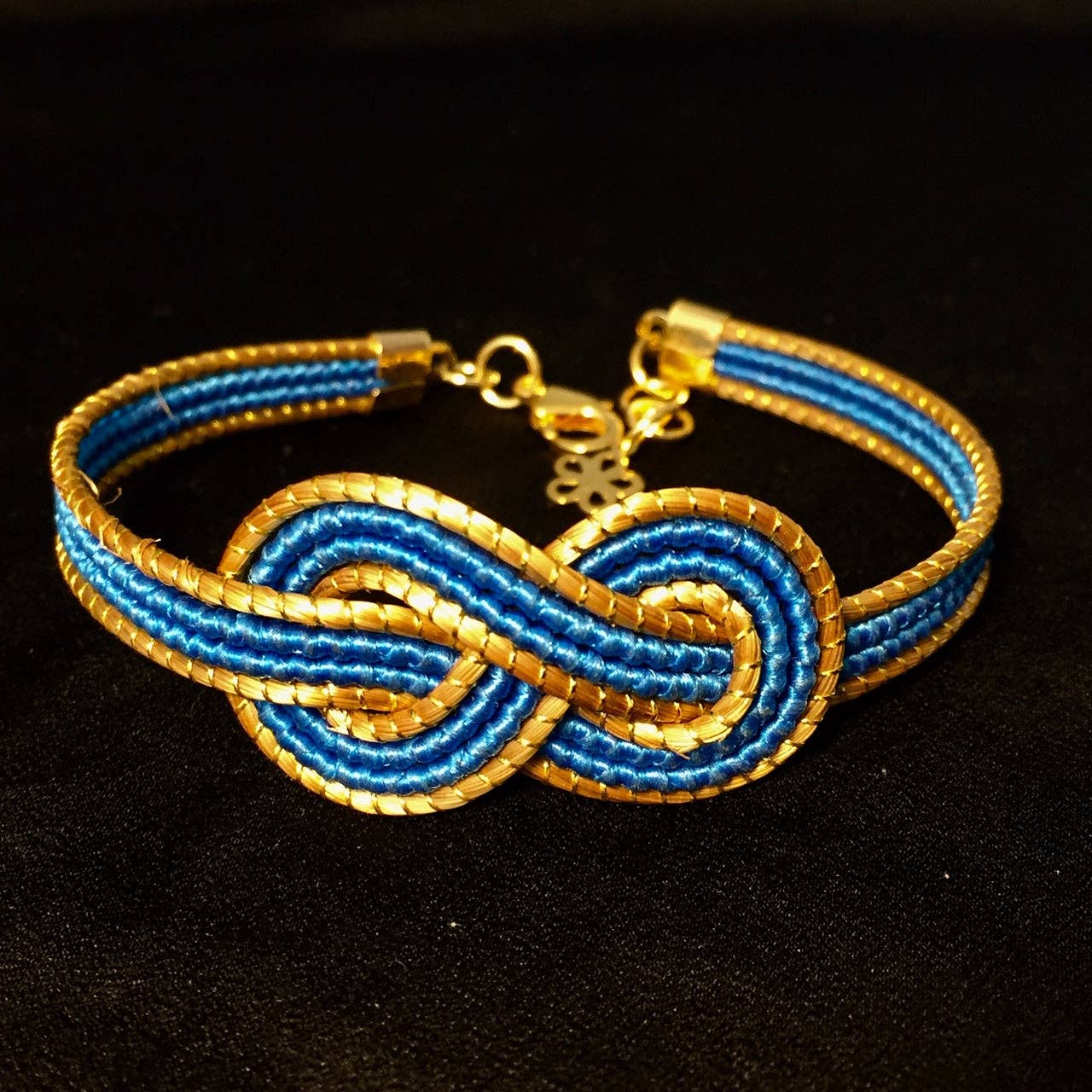 Unendlichkeitssymbol-Armband aus pflanzlichem Gold mit blau getönter Buriti-Palmenfaser
