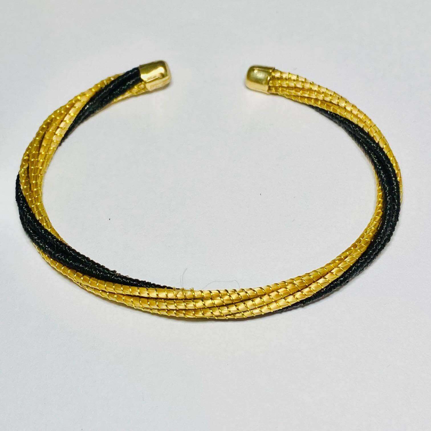 Dünnes geflochtenes Armband aus pflanzlichem Gold mit vergoldeten Enden