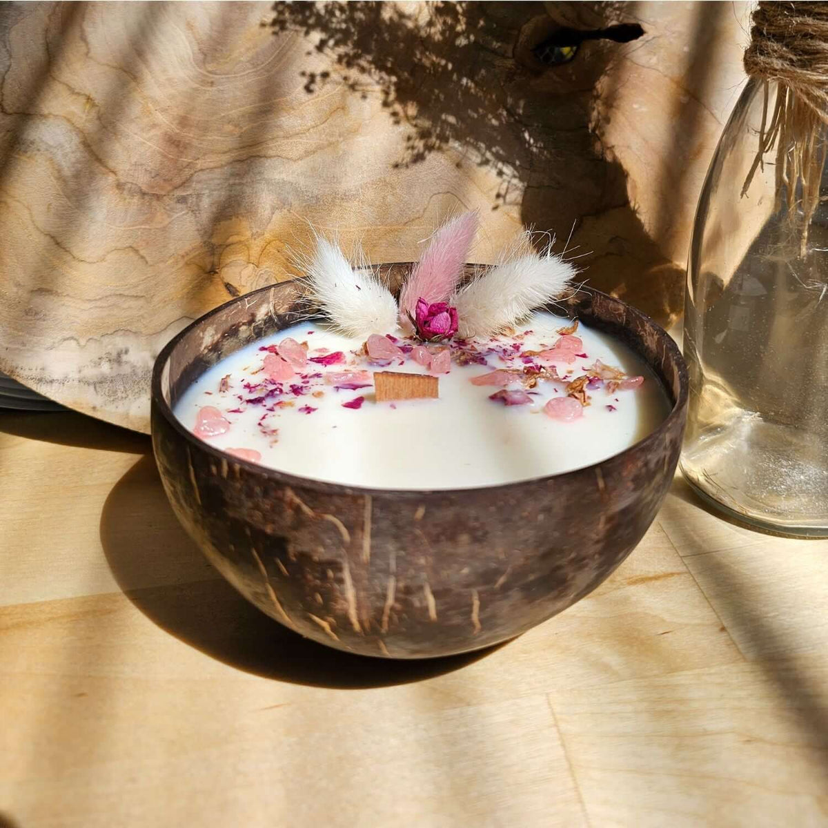 Bougie Parfumée Monoï dans un Contenant en Noix de Coco avec Pierres semi précieuses - Cap-Nature