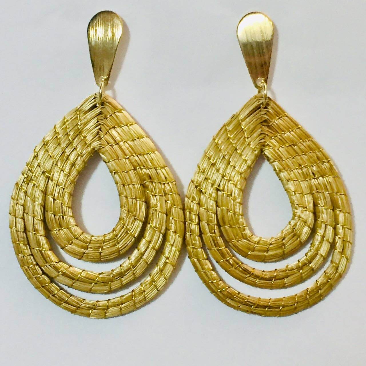 Paar dreifache Ohrhänger aus pflanzlichem Gold