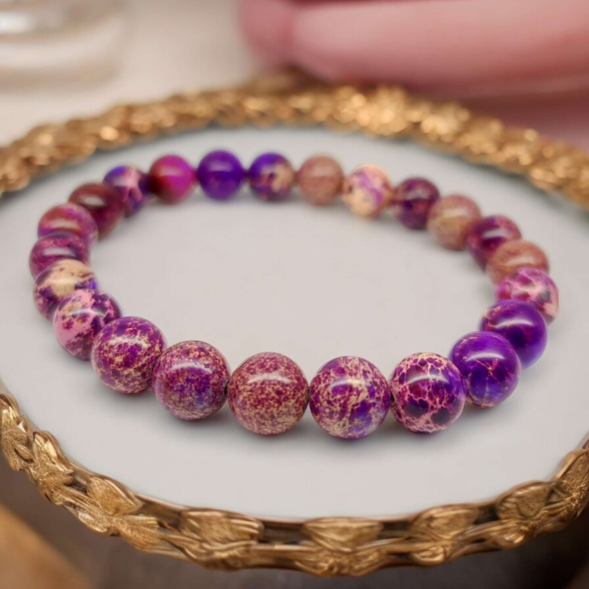 Goldenes lila Jaspis-Armband mit runden Perlen