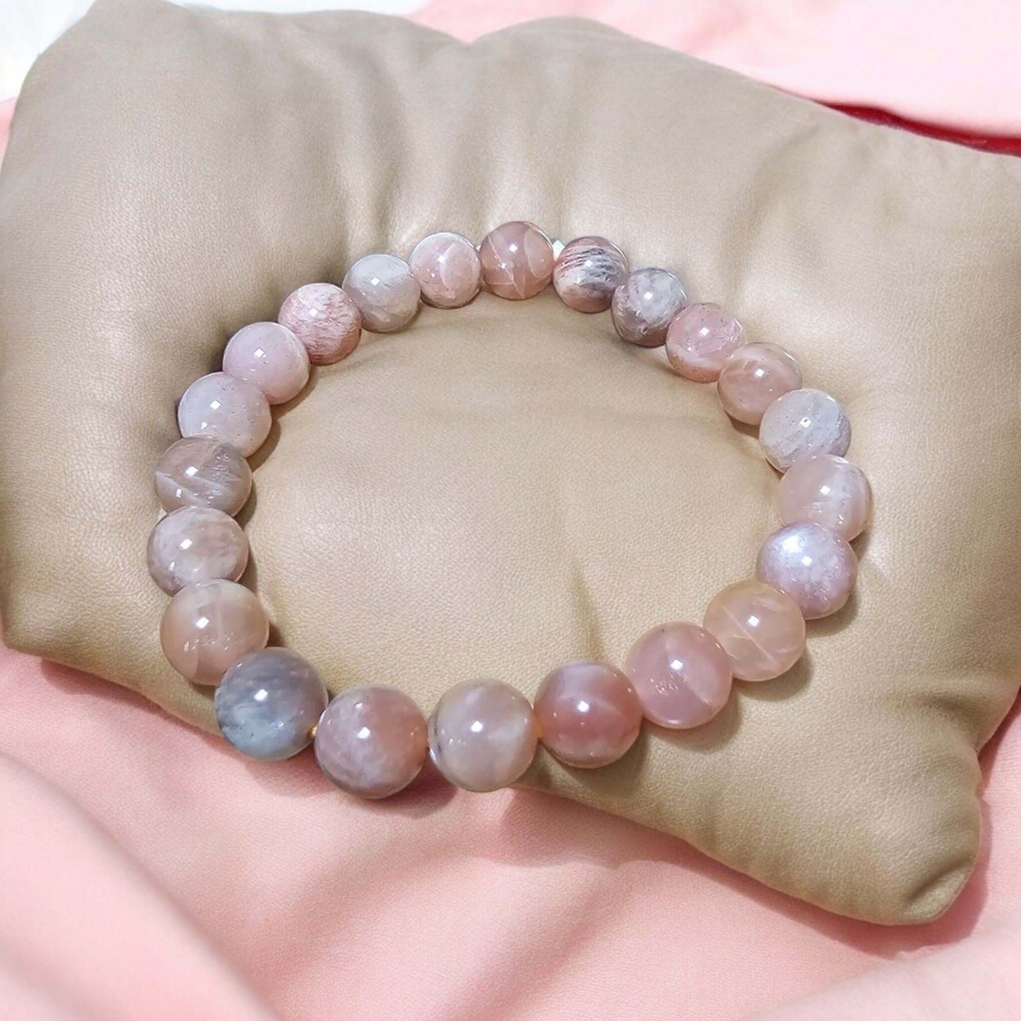 Bracciale con perline rotonde in pietra di luna rosa