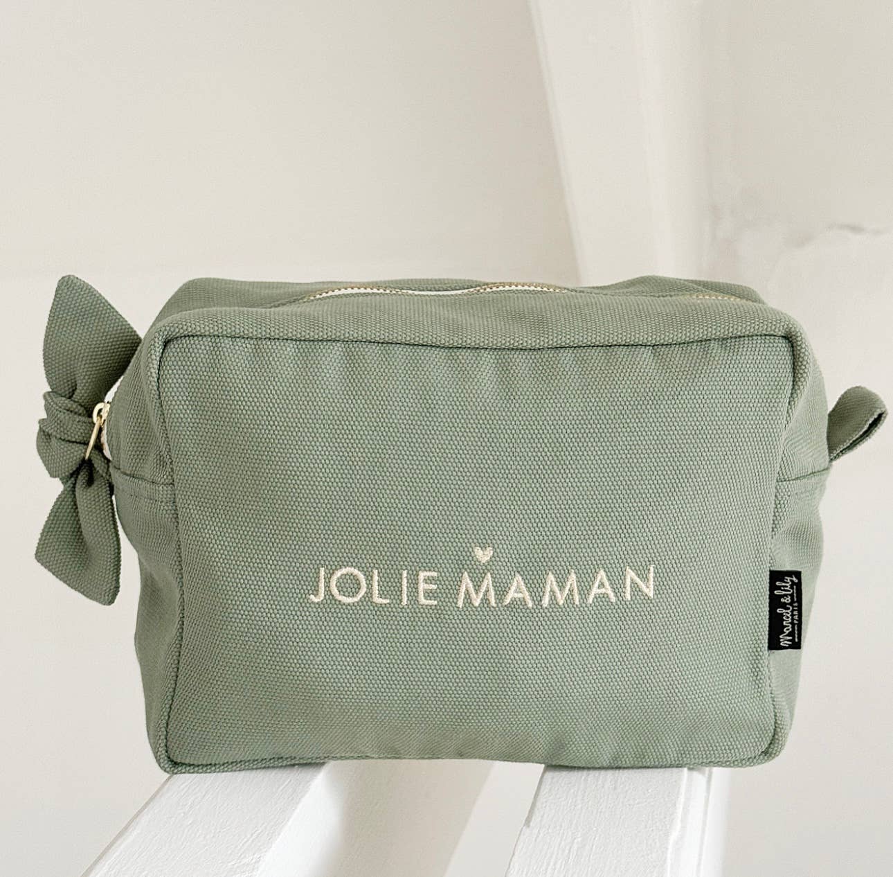 Große bestickte Kulturtasche „Jolie Maman“ Salbei